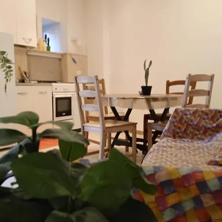 Little & Quiet Flat Neapol
